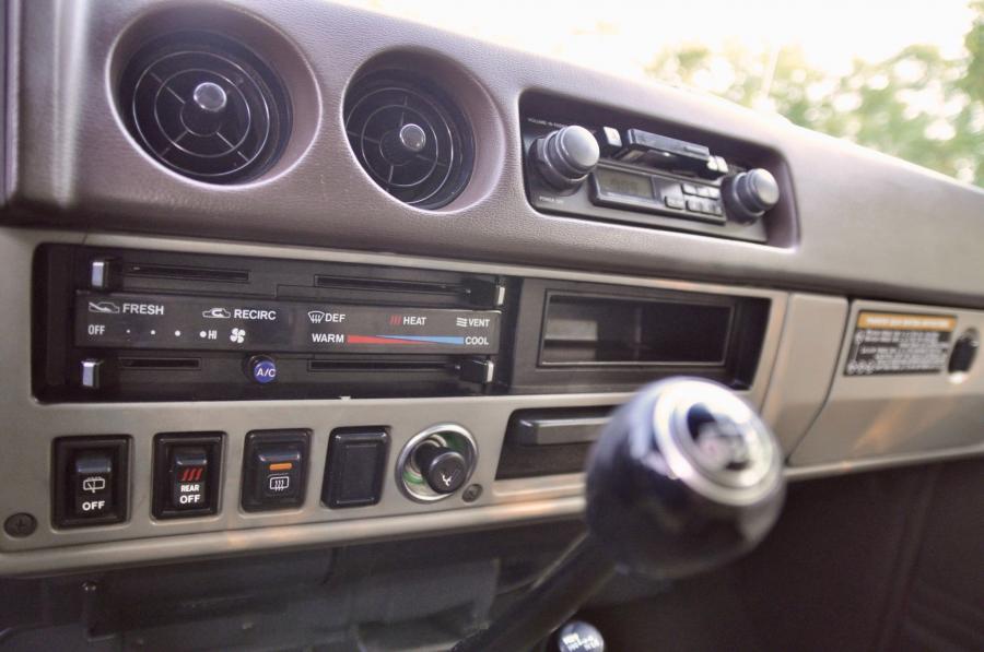 Детали интерьера Toyota Land Cruiser 60 (FJ60) 1984 года  (NA) (фото 141 из 251)